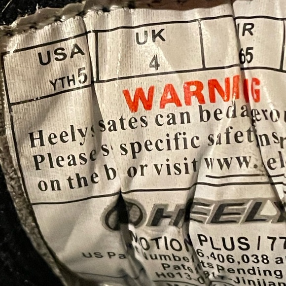 SKATER SHOES! HEELYS BRAND  SIZE 4 youth-pre owned - Picture 4 of 9